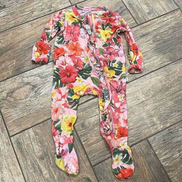 Posh Peanut Viscose Bamboo Malana Zippered Ruffle Footie newborn - Picture 1 of 5